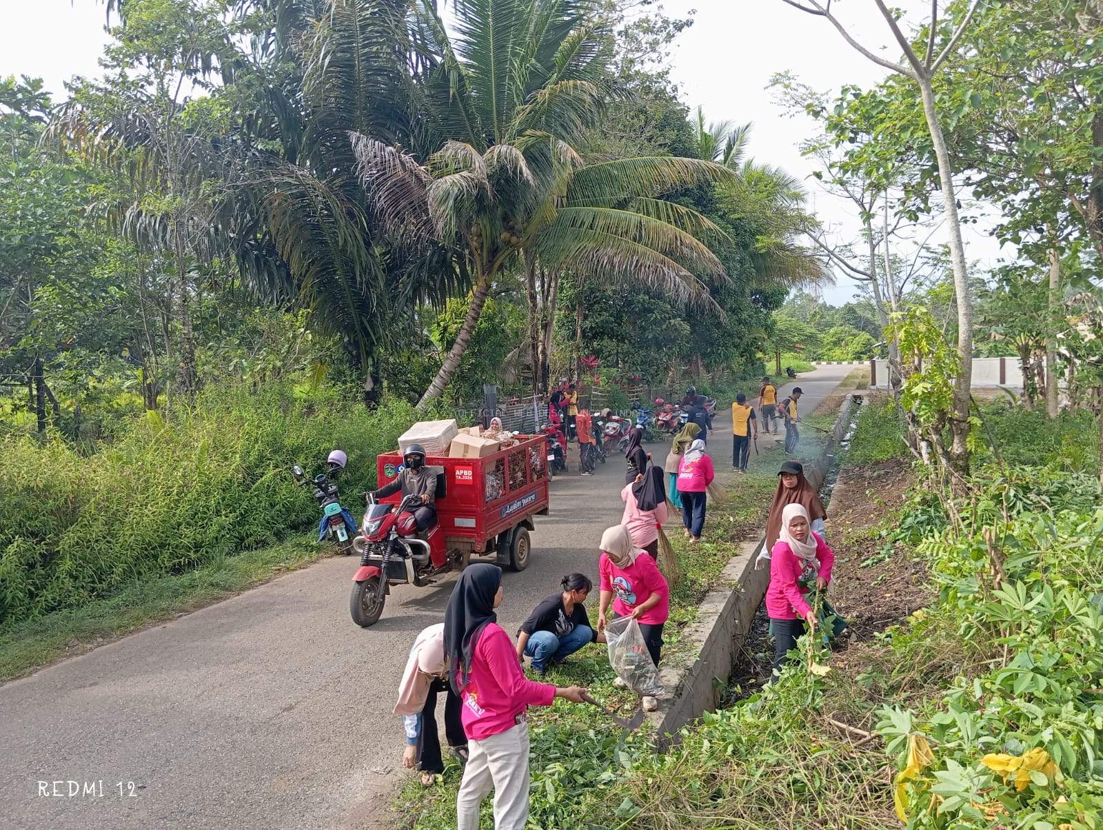 Jumat Bersih di Desa Puncak Indah